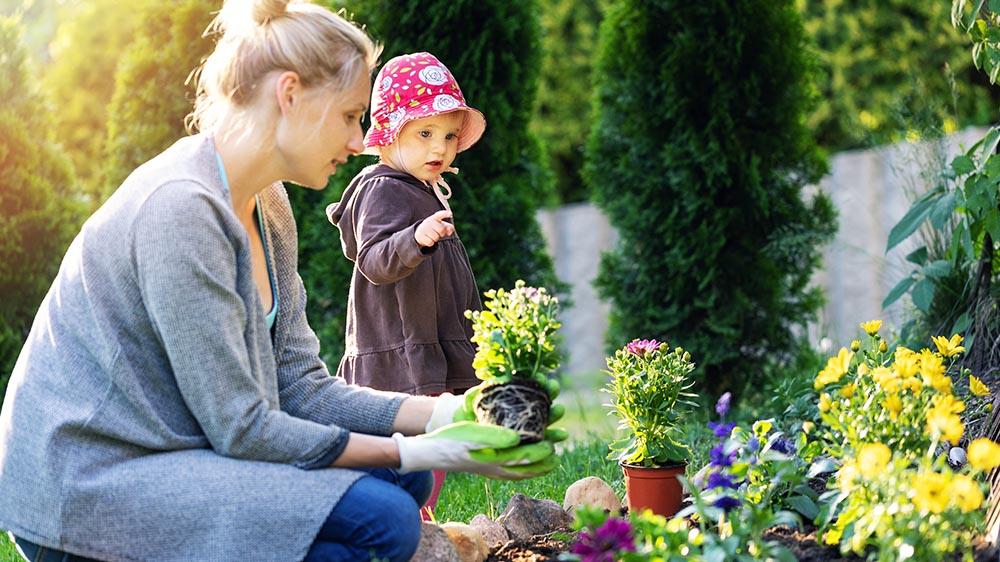 mother and daughter planting spring bulbs alsip nurseries